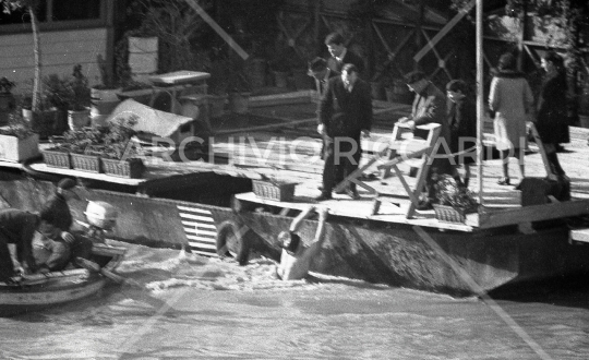 Mister Ok si tuffa nel Tevere - 1961 -541