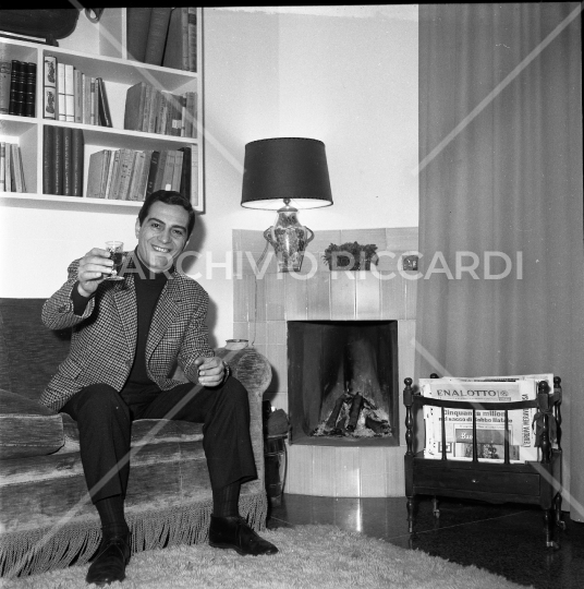 Nino Manfredi - 1961 - a casa - 031