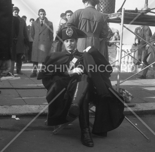 Nino Manfredi - 1961 - sul set del film Il carabiniere a cavallo - 888