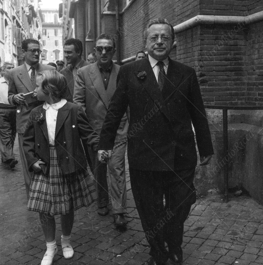 Palmiro Togliatti - 1958 - con figlia - 035