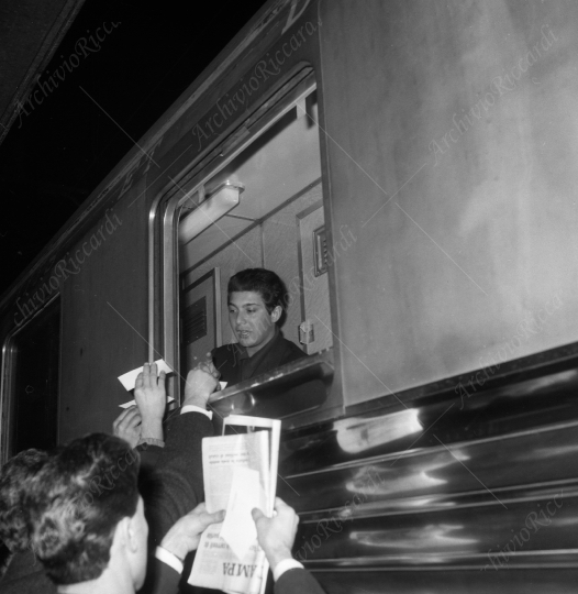 Paul Anka in partenza per Sanremo - 1964 - 014