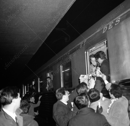 Paul Anka in partenza per Sanremo - 1964 - 019