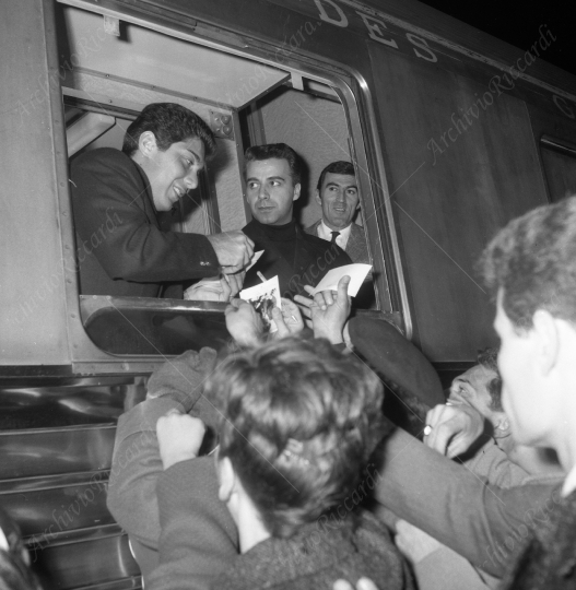 Paul Anka in partenza per Sanremo - 1964 - 022