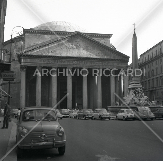 Piazza del Pantheon -102