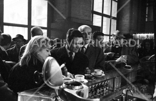 Pier Paolo Pasolini - 1963 - al bar con laura Betti  - 083