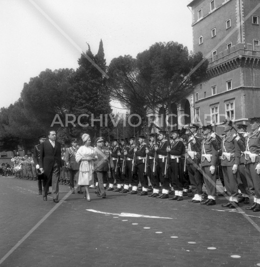 Regina Elisabetta d Inghilterra a Roma - 1961-186