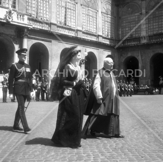 Regina Elisabetta d Inghilterra a Roma - 1961-218