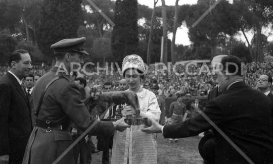 Regina Elisabetta d Inghilterra a Roma - 1961-225