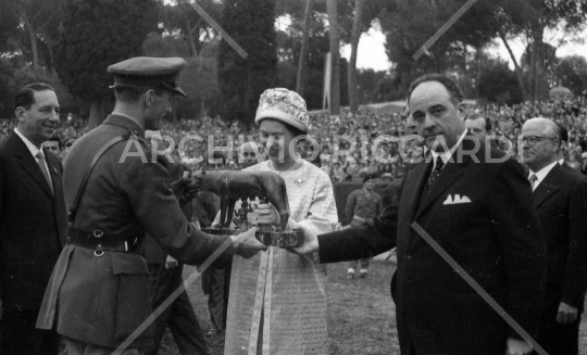Regina Elisabetta d Inghilterra a Roma - 1961-226