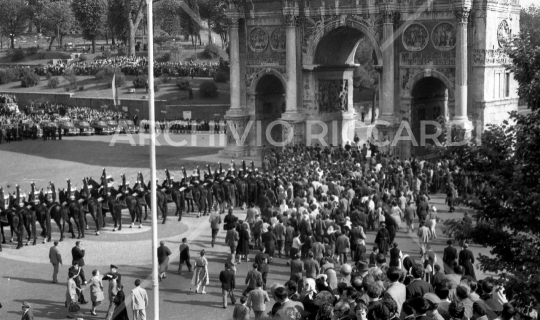 Regina Elisabetta d Inghilterra a Roma - 1961-303