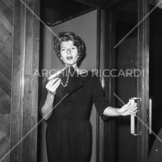 Rita Hayworth 1960-117