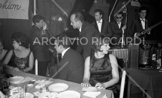 Sandra Milo - 1961 - con Maurizio Arena al Brigandon - 002