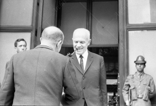 Sandro Pertini - 1968 - davanti alla Camera dei Deputati - 030