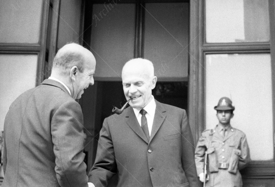 Sandro Pertini - 1968 - davanti alla Camera dei Deputati - 031