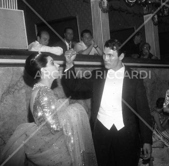 Silvana Mangano con Jack Palance set Il giudizio universale - 1961-372