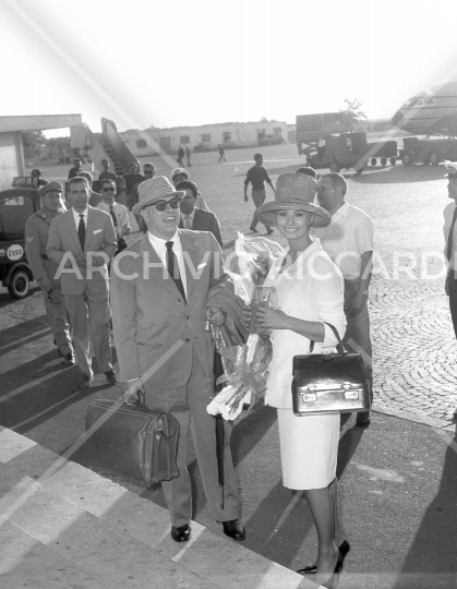 Sophia Loren - 1960 - Arrivo a Ciampino - Accolta da Ponti e De Sica - 083