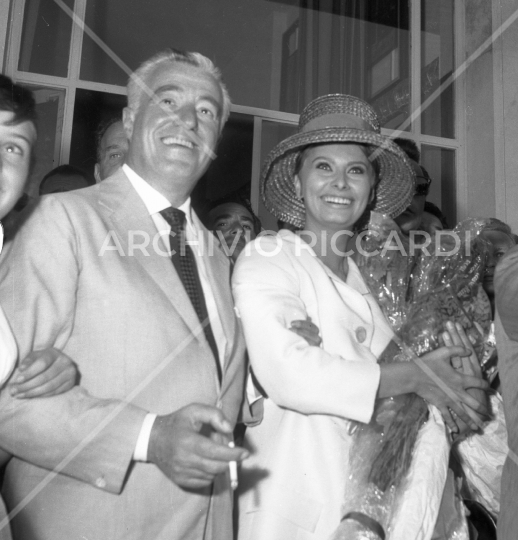 Sophia Loren - 1960 - Arrivo a Ciampino - Accolta da Ponti e De Sica - 093