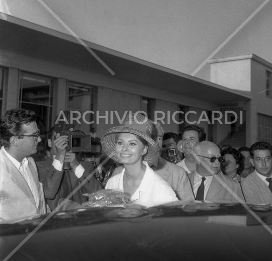 Sophia Loren - 1960 - Arrivo a Ciampino - Accolta da Ponti e De Sica - 095