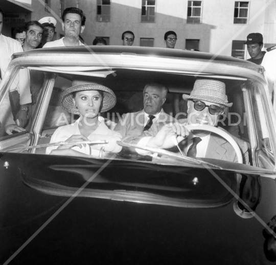 Sophia Loren - 1960 - Arrivo a Ciampino - Accolta da Ponti e De Sica - 097