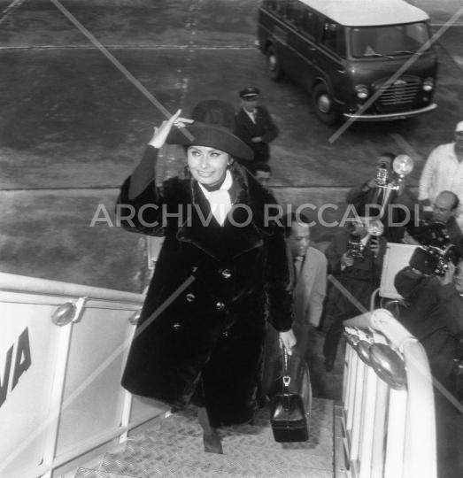 Sophia Loren - 1960 - in partenza per Madrid - 070