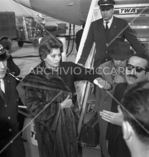 Sophia Loren - 1961 - al ritorno dalla Spagna - con braccio ingessato - 110