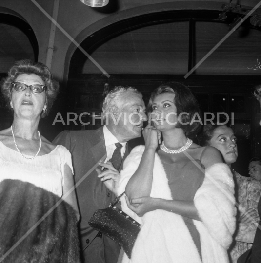 Sophia Loren - 1962 - alla consegna del Premio Viareggio - con De Sica e Schell - 205