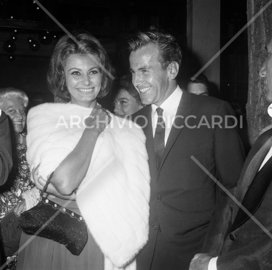 Sophia Loren - 1962 - alla consegna del Premio Viareggio - con De Sica e Schell - 206
