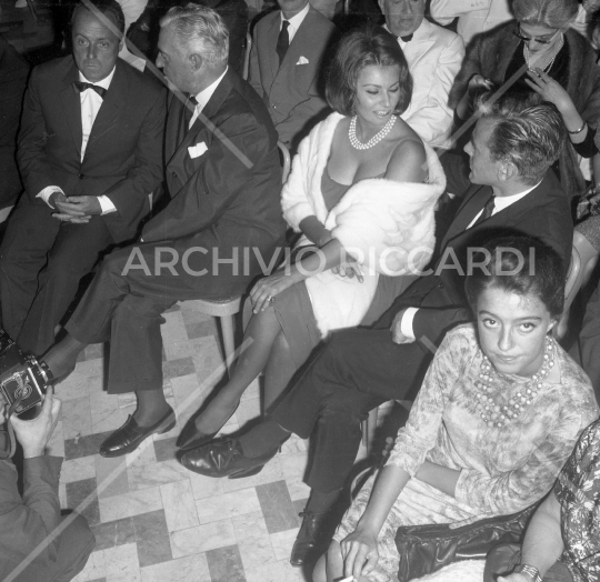 Sophia Loren - 1962 - alla consegna del Premio Viareggio - con De Sica e Schell - 210