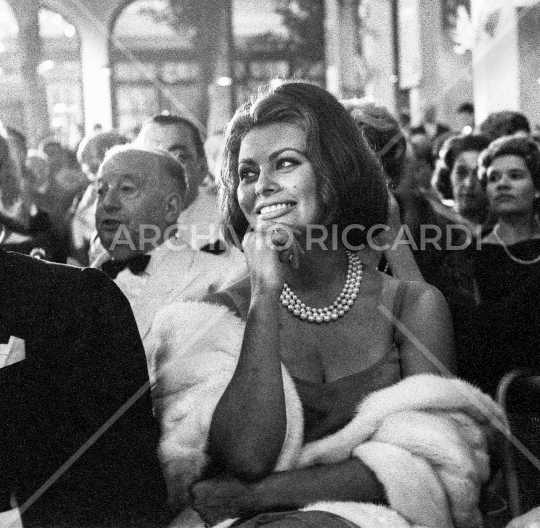 Sophia Loren - 1962 - alla consegna del Premio Viareggio - con De Sica e Schell - 226