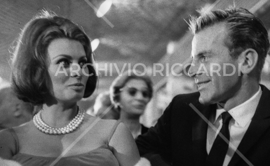 Sophia Loren - 1962 - alla consegna del Premio Viareggio - con De Sica e Schell - 235