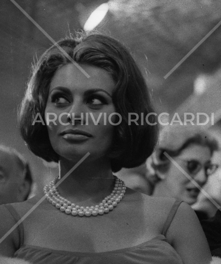 Sophia Loren - 1962 - alla consegna del Premio Viareggio - con De Sica e Schell - 241