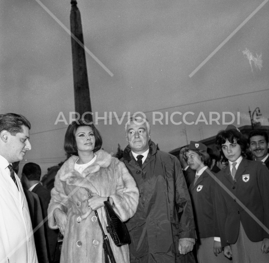 Sophia Loren - 1962 - dona il Sangue a Piazza del popolo con Vittorio De Sica - 175