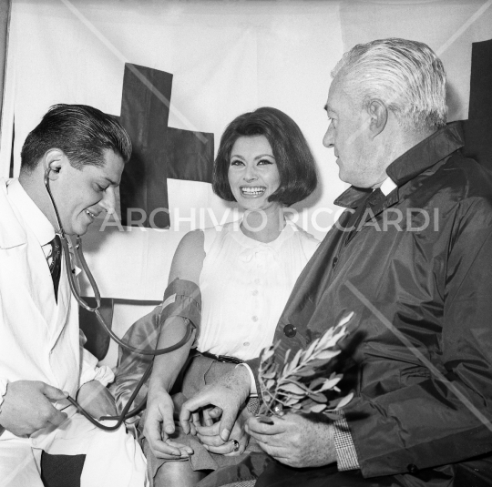 Sophia Loren - 1962 - dona il Sangue a Piazza del popolo con Vittorio De Sica - 186