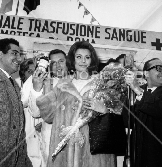 Sophia Loren - 1962 - dona il Sangue a Piazza del popolo con Vittorio De Sica - 197