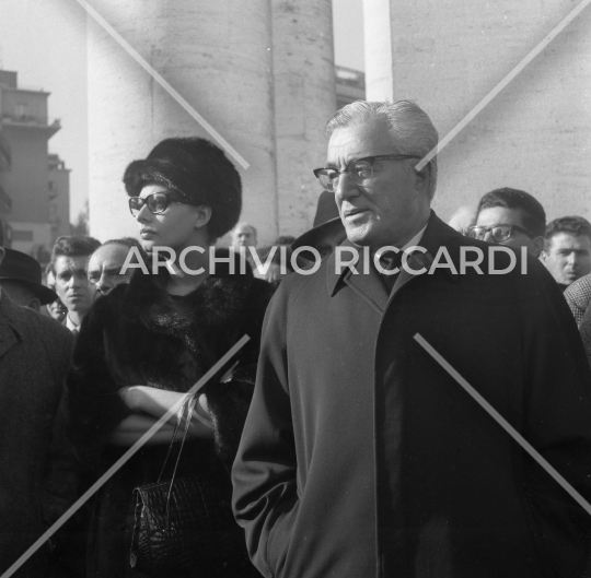 Sophia Loren - 1963 - al Funerale di Titina De Filippo con Vittorio De Sica - 251