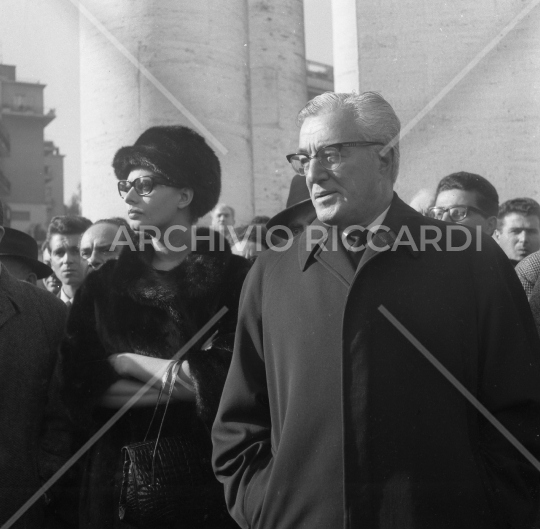 Sophia Loren - 1963 - al Funerale di Titina De Filippo con Vittorio De Sica - 251