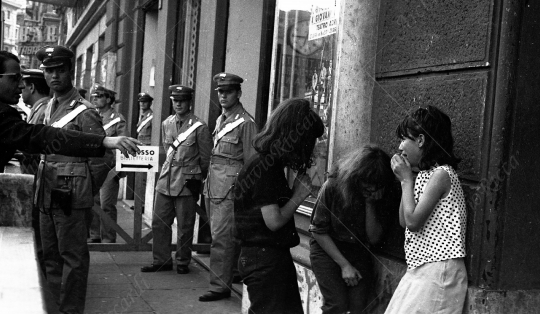 The Beatles - 1964 - 11 - Fans prima del concerto