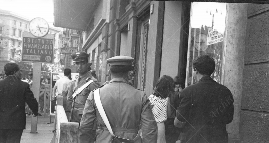 The Beatles - 1964 - 13 - Fans prima del concerto