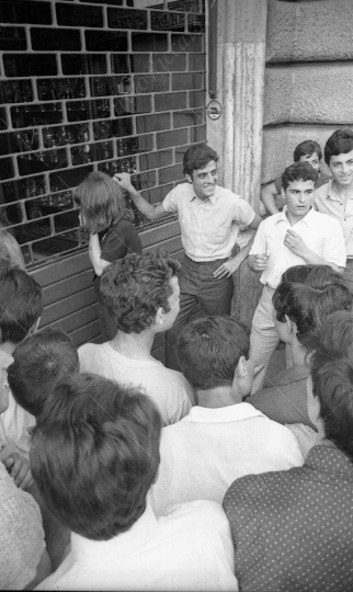 The Beatles - 1964 - 21 - Fans prima del concerto