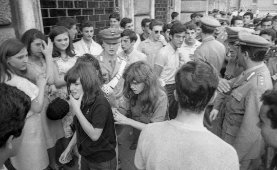 The Beatles - 1964 - 23 - Fans prima del concerto