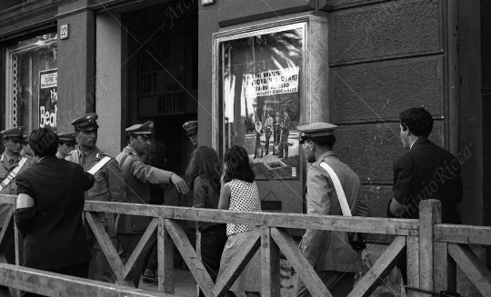 The Beatles - 1964 - 24 - Fans prima del concerto