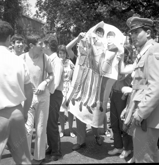 The Beatles - 1964 - 28 - Fans sotto Hotel