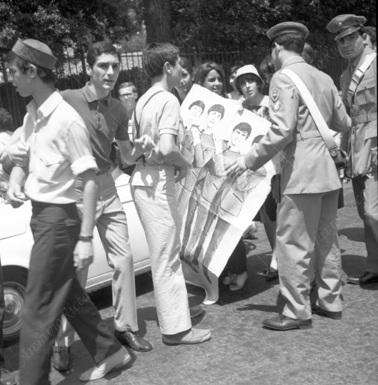 The Beatles - 1964 - 29 - Fans sotto Hotel