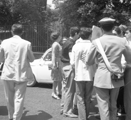 The Beatles - 1964 - 30 - Fans sotto Hotel