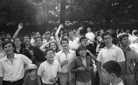 The Beatles - 1964 - 31 - Fans sotto Hotel