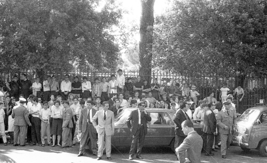 The Beatles - 1964 - 32 -Fans sotto Hotel