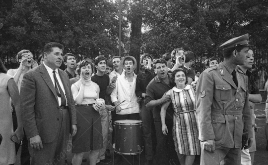 The Beatles - 1964 - 33 - Fans sotto Hotel