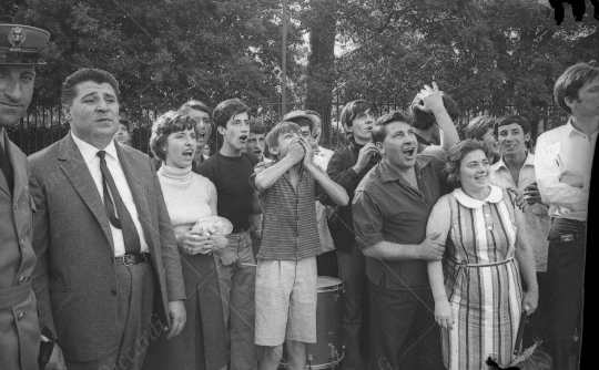 The Beatles - 1964 - 36 - Fans sotto Hotel