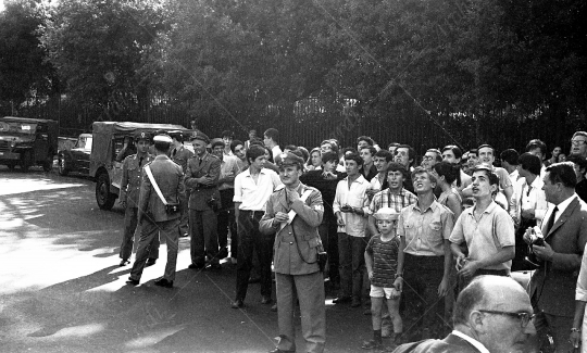 The Beatles - 1964 - 37 - Fans sotto Hotel