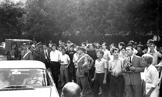 The Beatles - 1964 - 38 - Fans sotto Hotel